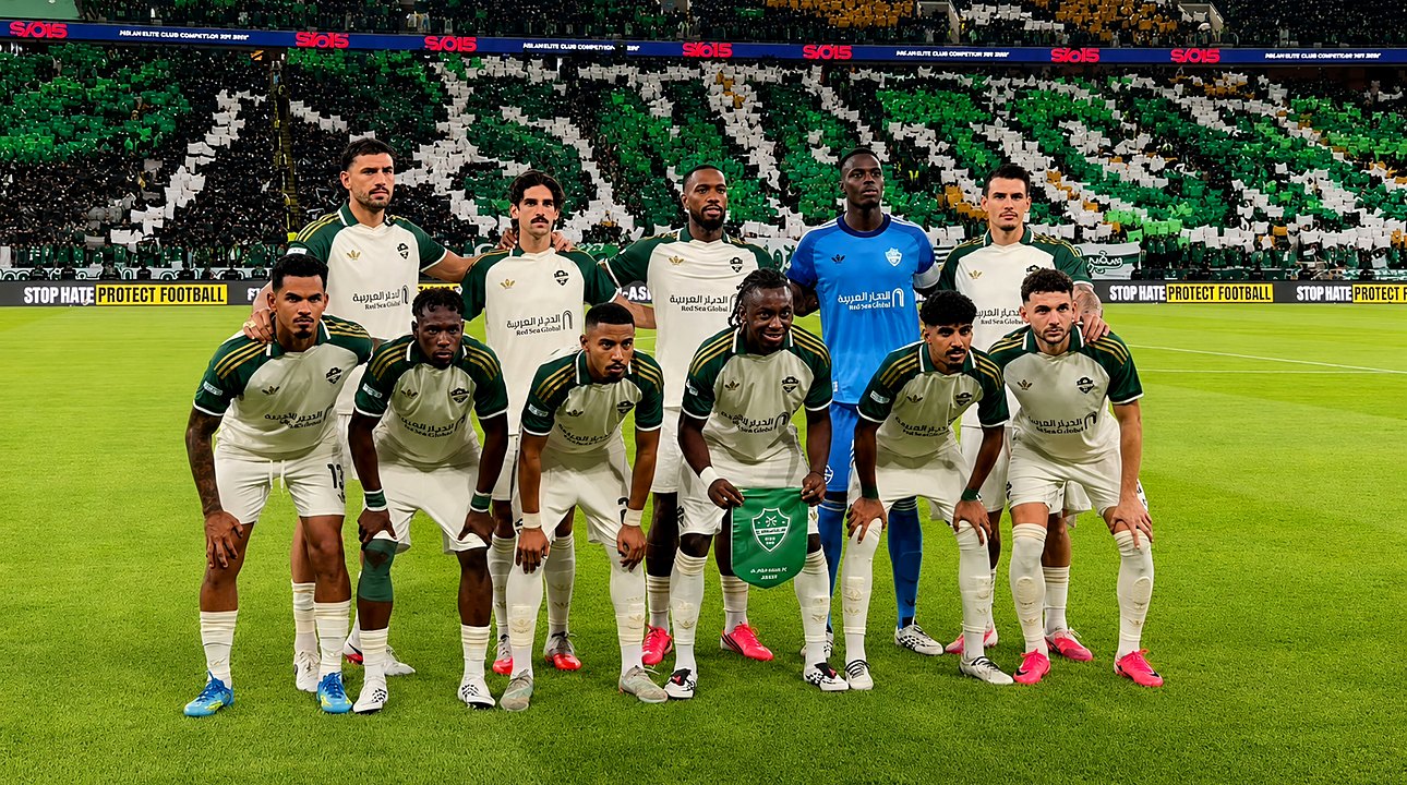 لاعبو النادي الأهلي السعودي في صورة جماعية قبل مباراة