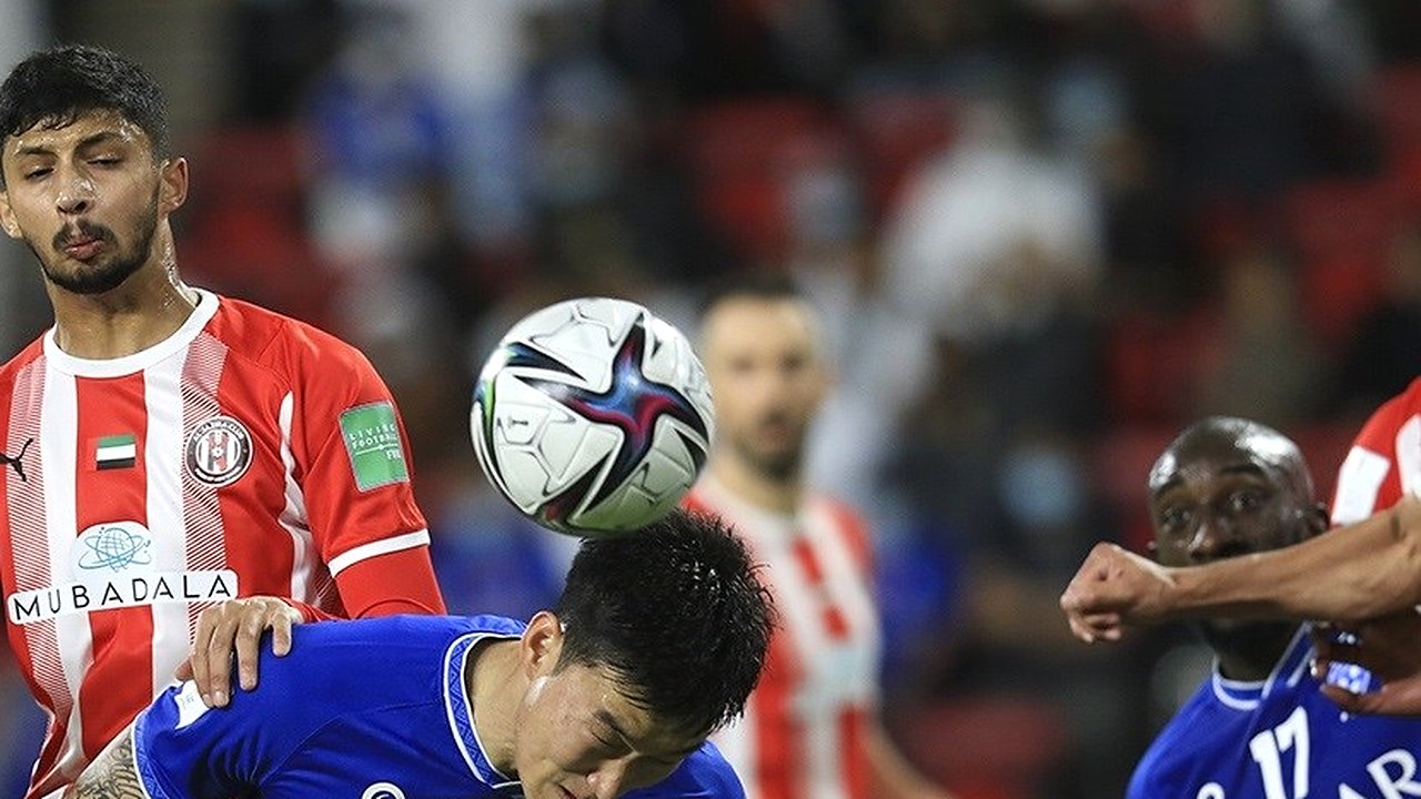لاعب الهلال يلعب كرة رأسية خلال مباراة في البطولة الآسيوية