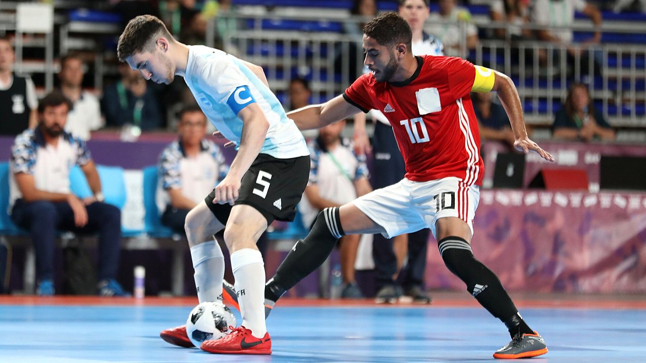 لاعب من منتخب مصر لكرة الصالات خلال مباراة سابقة