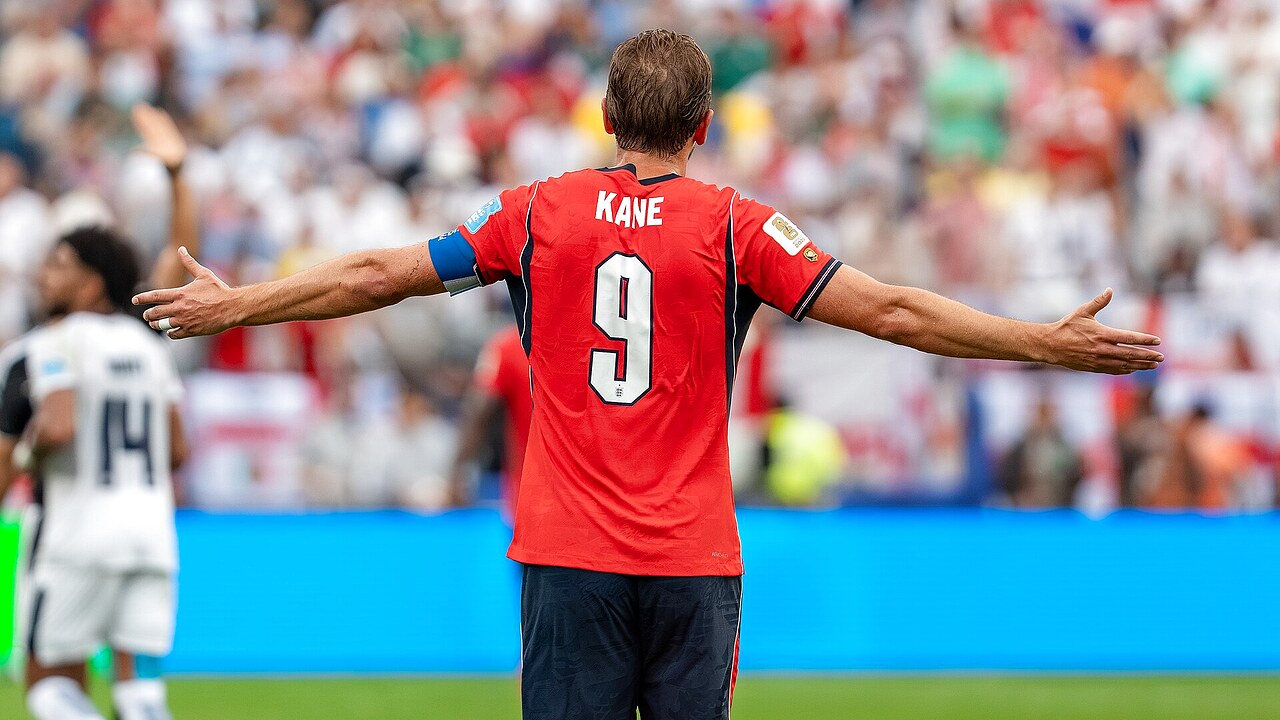 هاري كين بقميص منتخب إنجلترا خلال مباراة دولية