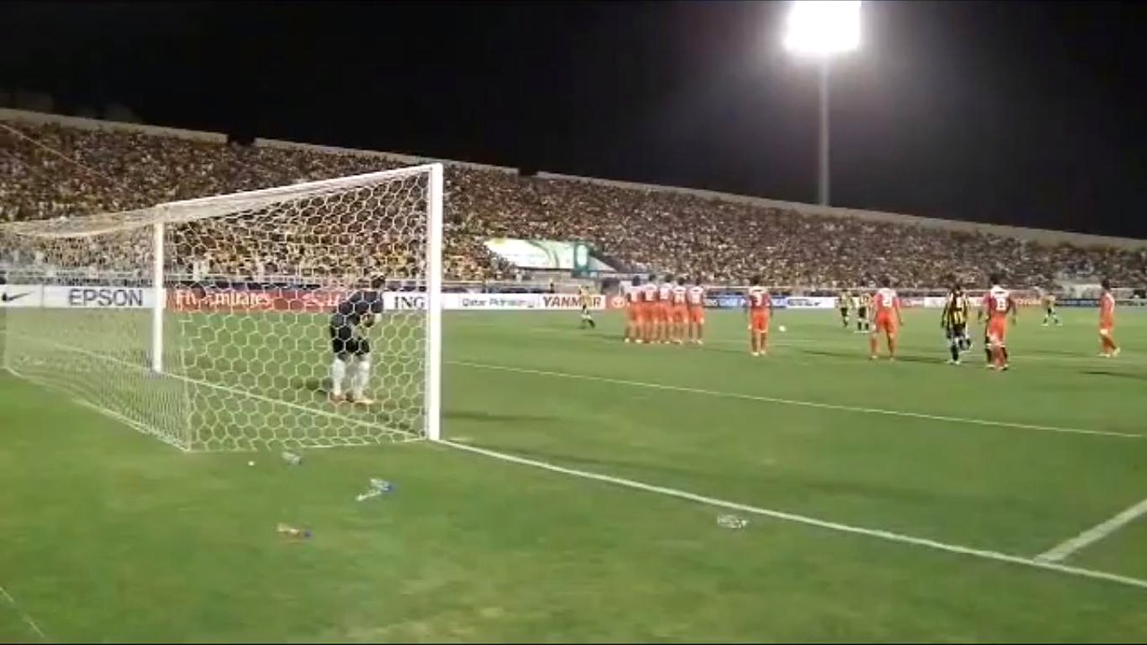 لاعبو الاتحاد خلال تنفيذ ركلة حرة في مباراة سابقة