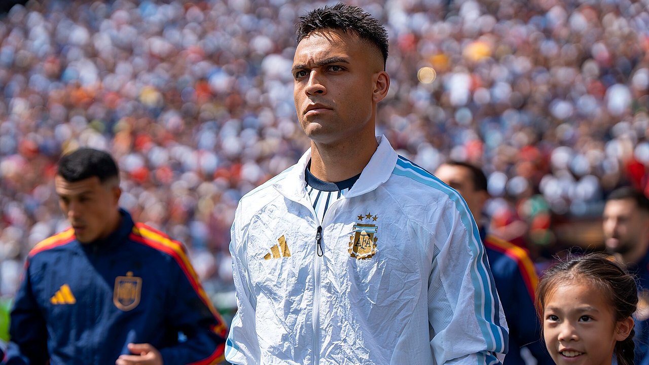 لاوتارو مارتينيز بقميص منتخب الأرجنتين خلال إحدى المباريات