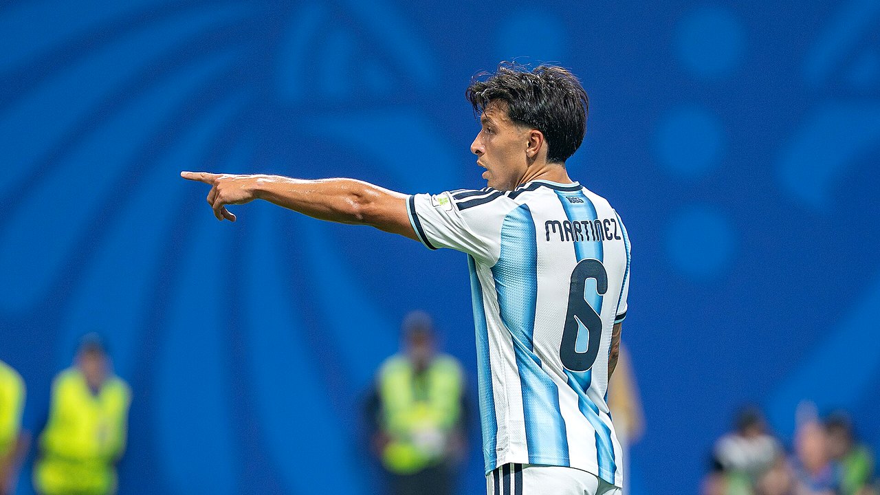 ليساندرو مارتينيز بقميص منتخب الأرجنتين