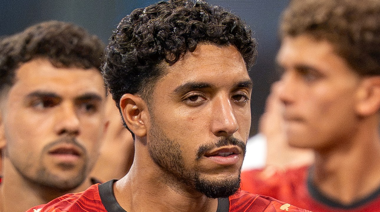 عمر مرموش بقميص منتخب مصر قبل إحدى المباريات