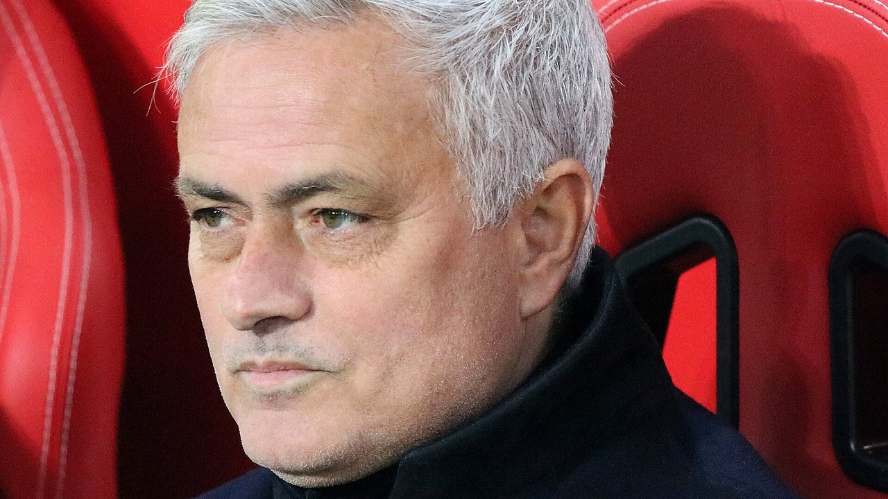 جوزيه مورينيو خلال فترة تدريبه لنادي روما في مباراة أوروبية عام 2023