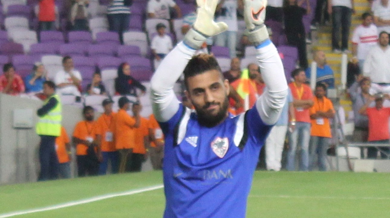أحمد الشناوي حارس مرمى بيراميدز يحيي الجماهير خلال إحدى المباريات