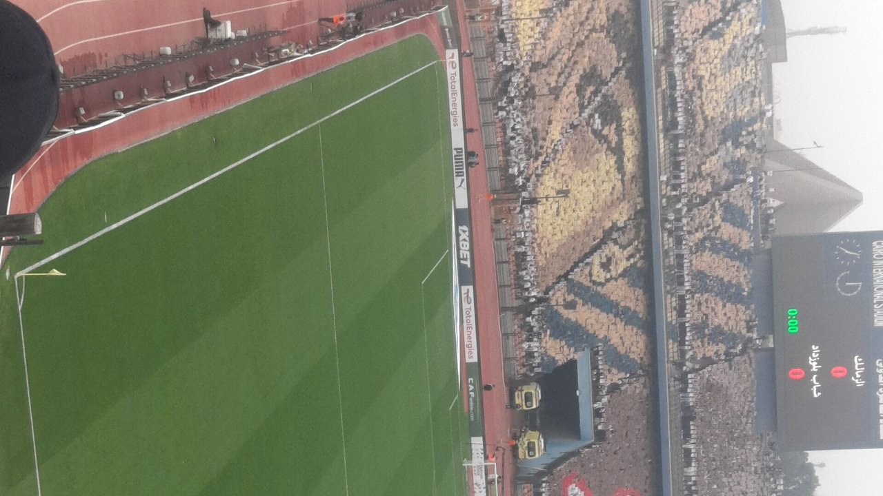 جماهير الزمالك ترفع دخلة في استاد القاهرة خلال مباراة أفريقية