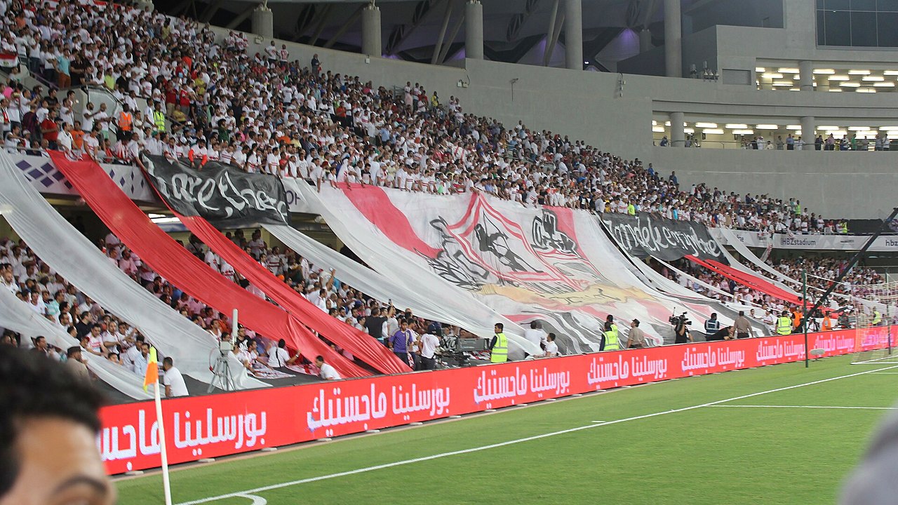 جماهير الزمالك ترفع لافتة كبيرة في المدرجات