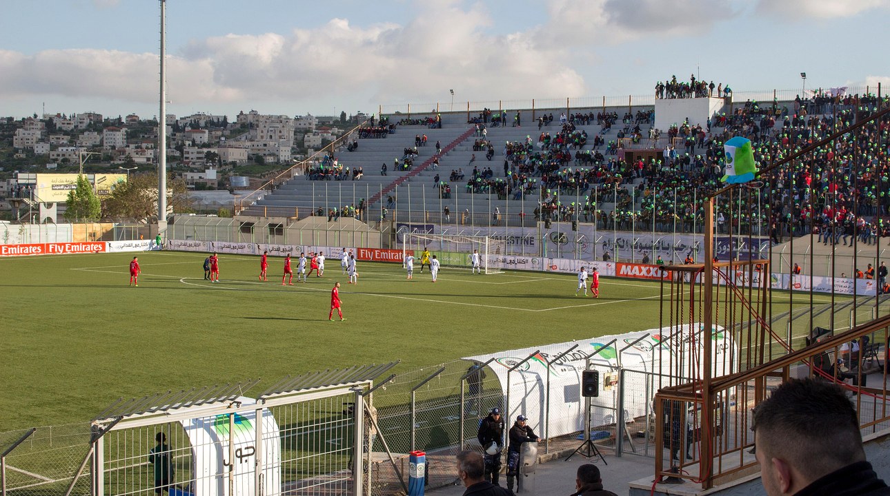 جماهير فلسطينية في مدرجات ملعب دورا